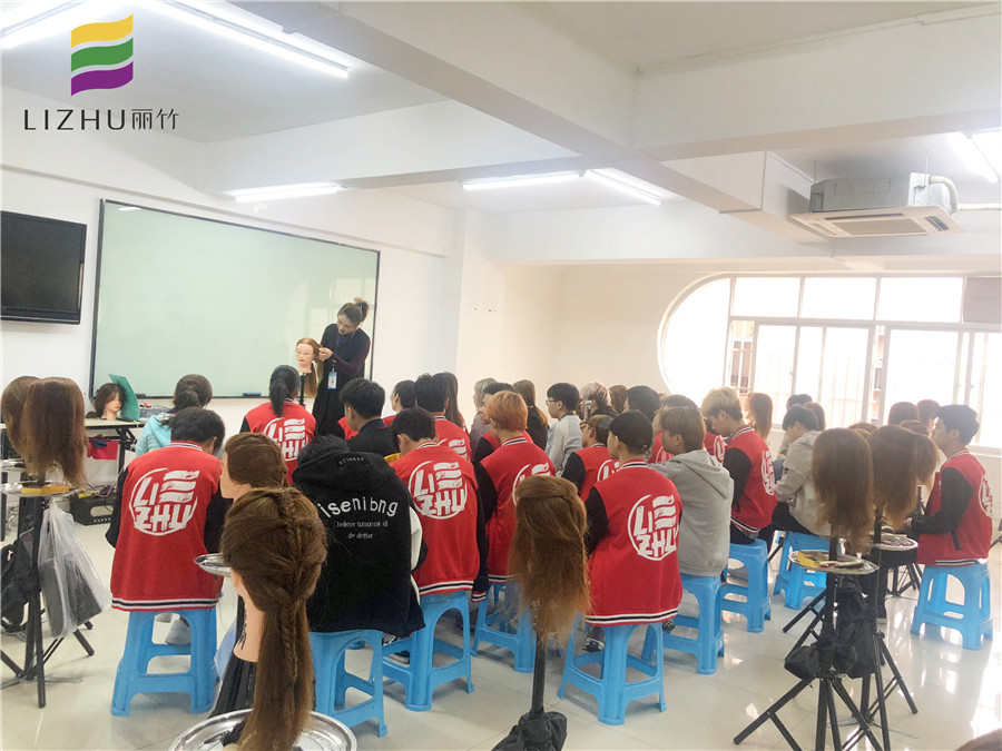 南寧美發(fā)學(xué)校哪家教編發(fā)？麗竹專業(yè)美發(fā)學(xué)校歡迎你