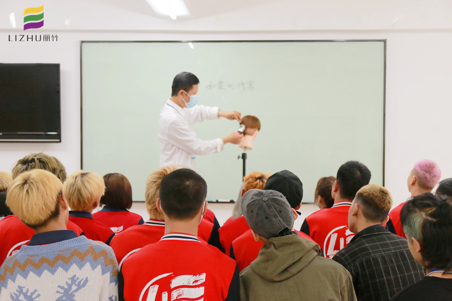 推剪的練習(xí)方法，廣西教美發(fā)基礎(chǔ)的學(xué)校分享