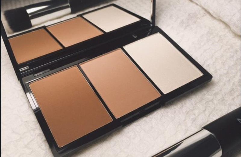 修容粉餅使用教程，廣西化妝基礎(chǔ)班教你