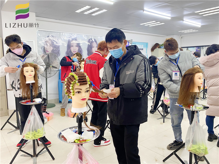 南寧燙染實訓(xùn)班課堂練習(xí)花絮