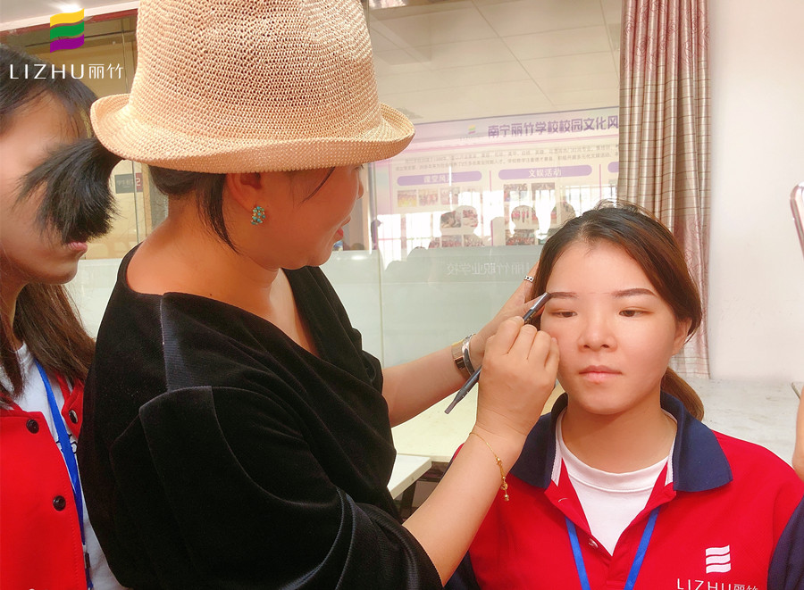 眉毛發(fā)癢怎么辦？廣西紋繡培訓哪里資質(zhì)高