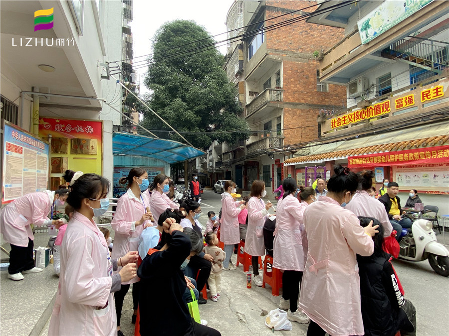 麗竹學(xué)校支部開展美容實(shí)踐“學(xué)雷鋒”活動(dòng)