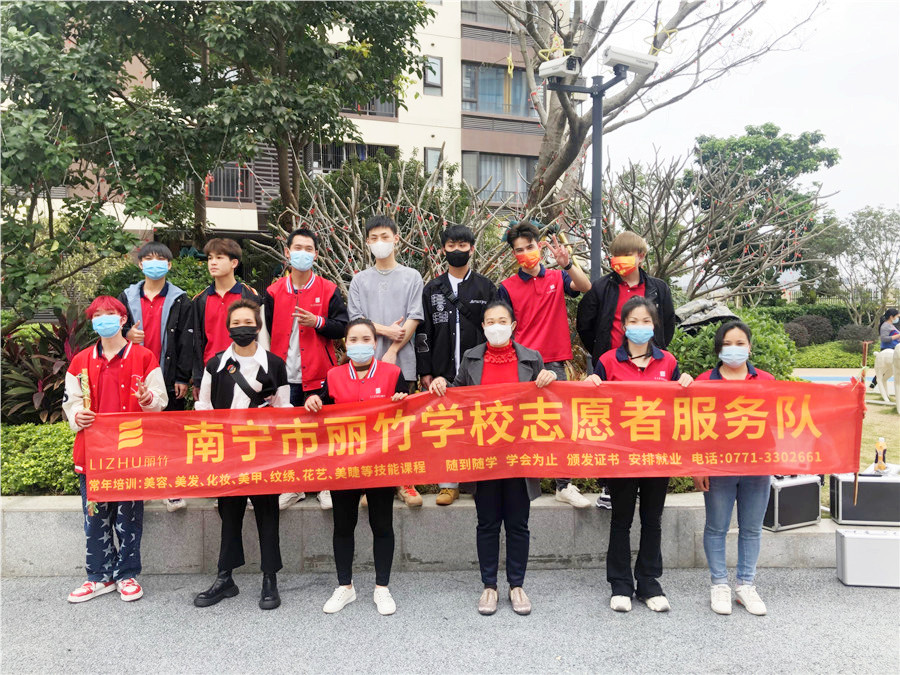 南寧美發(fā)學(xué)校小區(qū)理發(fā)，積極發(fā)揚(yáng)“雷鋒精神”