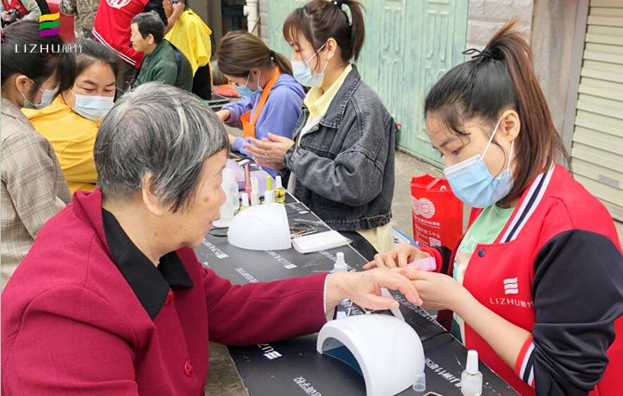 廣西美甲學(xué)校公益美甲進(jìn)社區(qū)，居民連聲道謝與稱贊