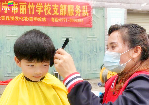 南寧麗竹學(xué)校公益理發(fā)，爭當(dāng)群眾身邊的“活雷鋒”