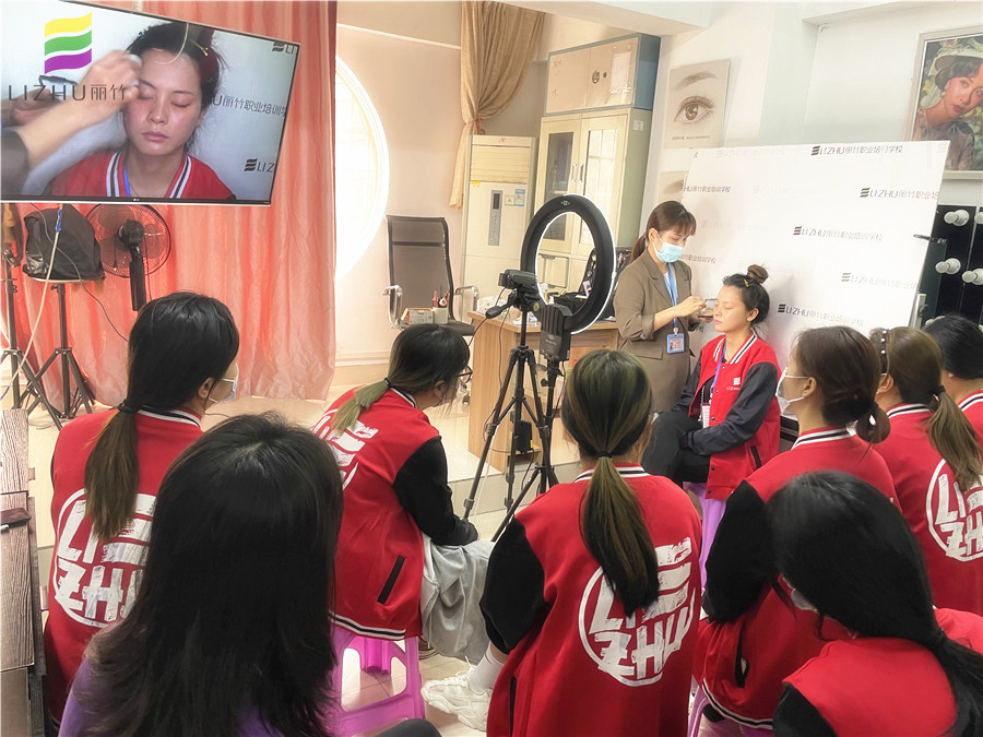 廣西化妝基礎(chǔ)班教你如何用海綿進(jìn)行打底