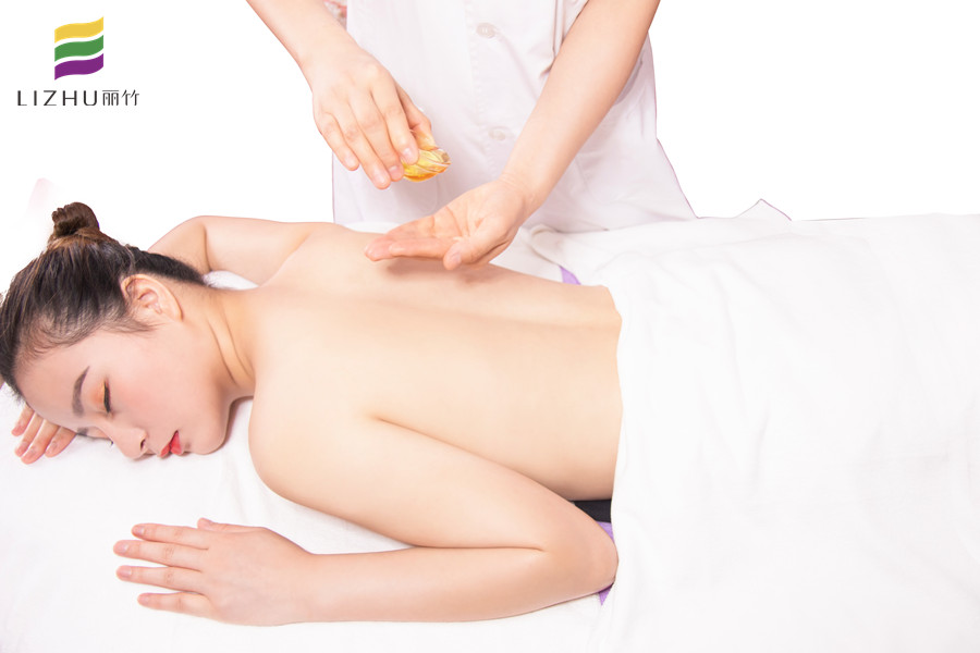 精油開背的好處，到廣西專業(yè)美容學(xué)校去學(xué)習(xí)