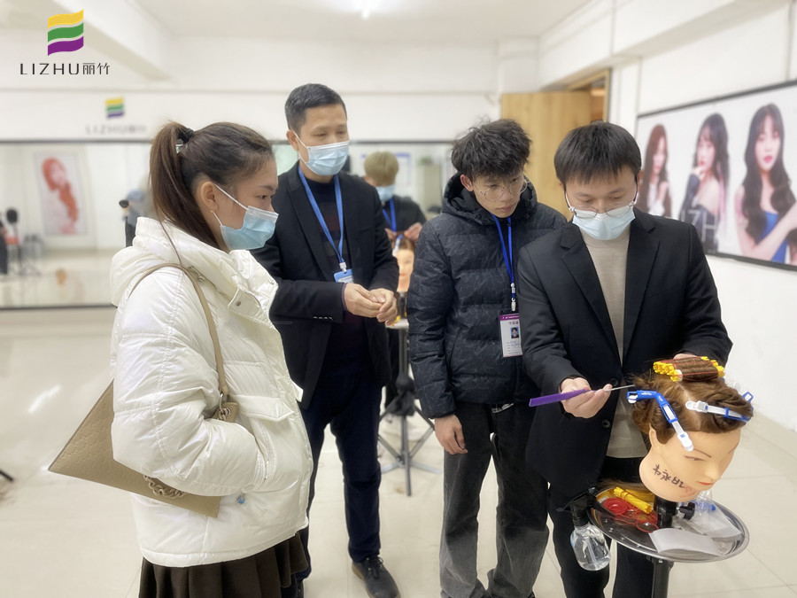  南寧教燙發(fā)：燙發(fā)時(shí)如何判斷發(fā)質(zhì)狀況？