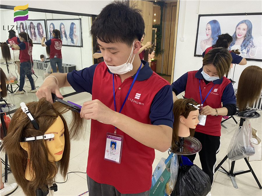 直板夾怎么用？廣西美發(fā)課堂學(xué)員為你講解