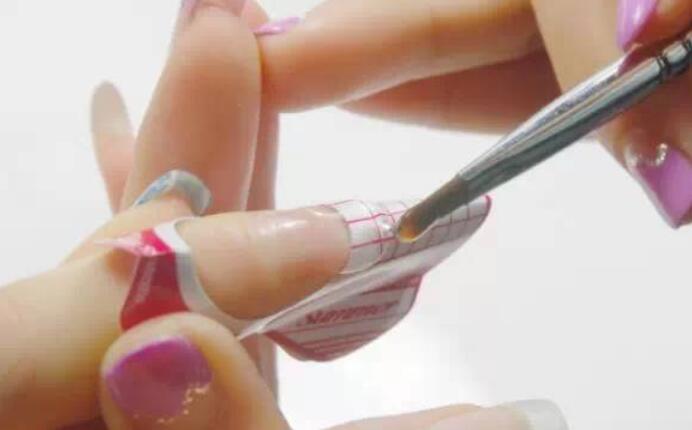 美甲延長(zhǎng)膠怎么卸？南寧美甲理論知識(shí)必學(xué)課程