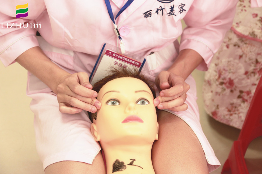 為什么學(xué)美容要練習(xí)假頭模？廣西認(rèn)可的美容學(xué)校告訴你