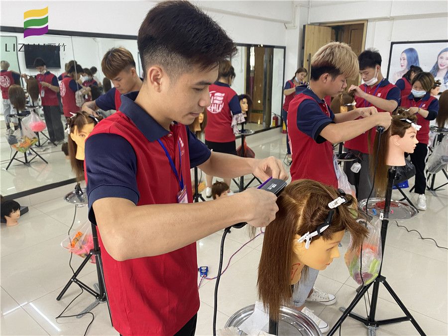 直板夾的使用教程，廣西學(xué)燙發(fā)技術(shù)的學(xué)校知識(shí)分享