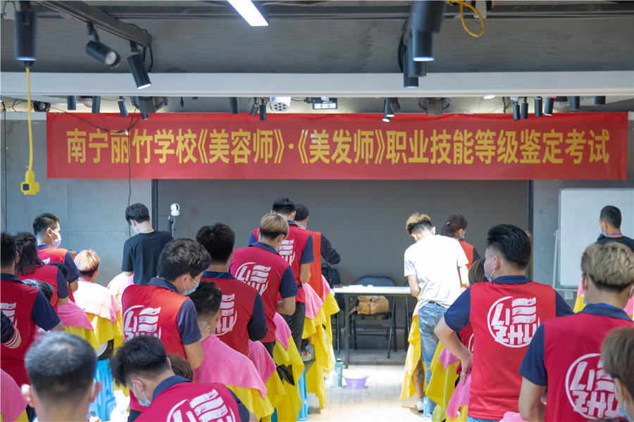 考職業(yè)資格證的學校推薦：麗竹學?？甲C班