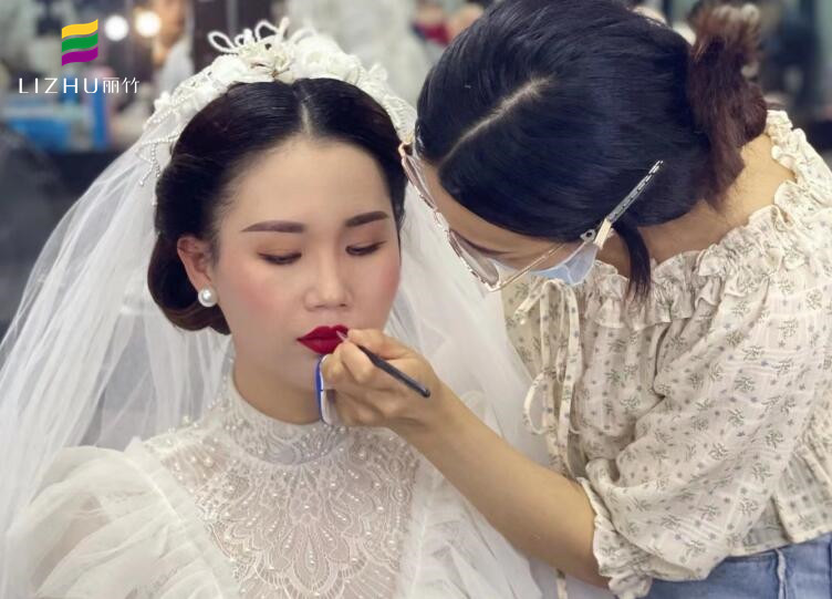 輕復(fù)古新娘造型 ，優(yōu)雅就是如此簡(jiǎn)單