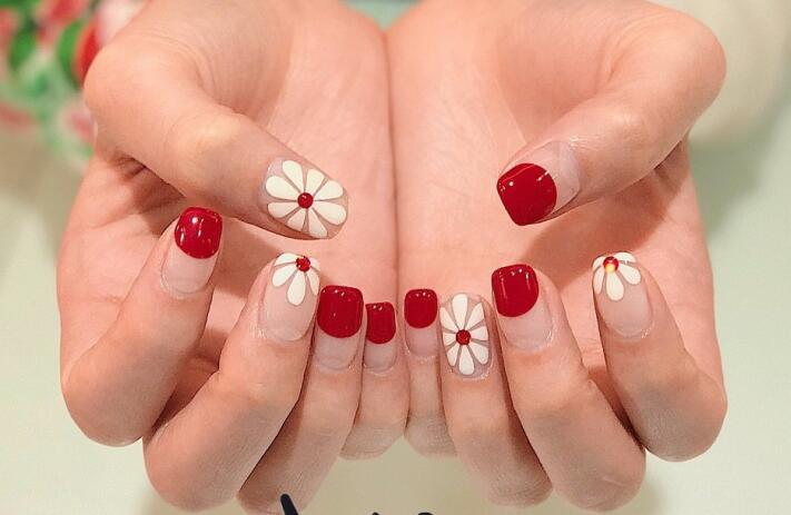 單色小雛菊美甲，簡約卻不簡單