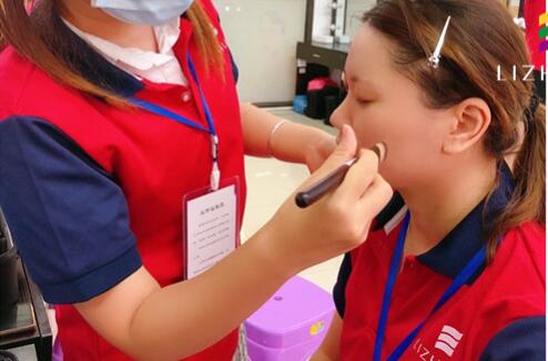 粉底刷海綿的區(qū)別，廣西化妝基礎(chǔ)教學(xué)