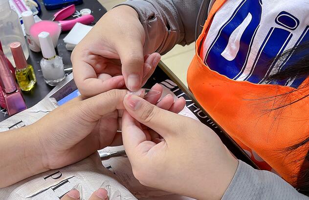廣西哪里教美甲基礎(chǔ)？全貼甲片怎么貼？
