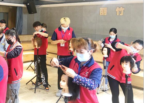 女士剪發(fā)打薄手法，南寧理發(fā)剪發(fā)學(xué)校課程分享