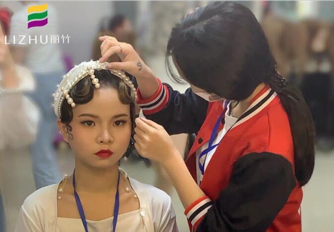 復(fù)古手推波發(fā)型練習(xí)，南寧學(xué)習(xí)盤發(fā)造型課堂實(shí)況