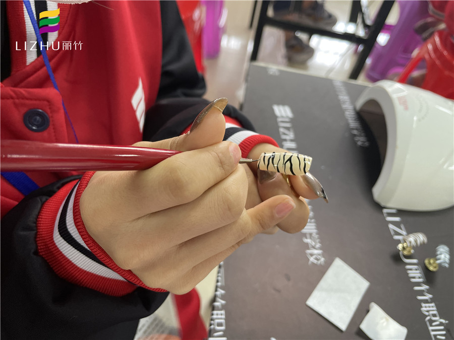 超簡單斑馬紋美甲教程，南寧專業(yè)美甲培訓學校教你