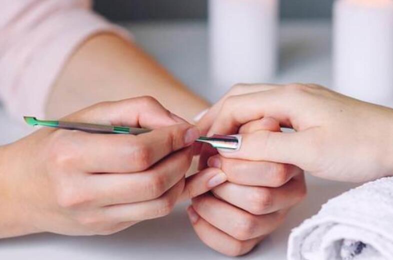 半貼甲片怎么卸？廣西專業(yè)美甲培訓機構教你