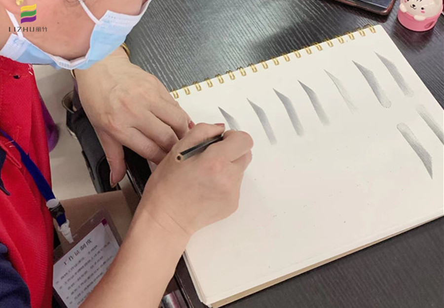 妝紙上快速畫眉技巧，南寧化妝基礎(chǔ)培訓(xùn)班學(xué)員有方法