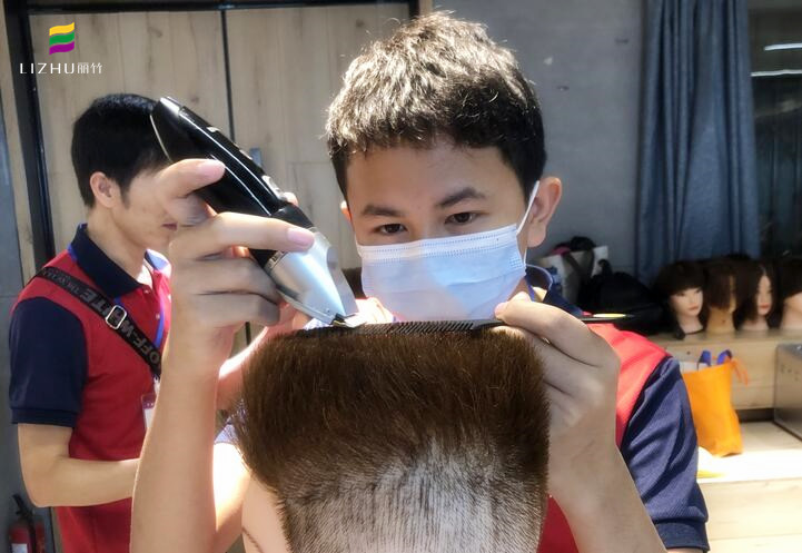 用推剪怎么理平頭？南寧理發(fā)培訓學校實操演示