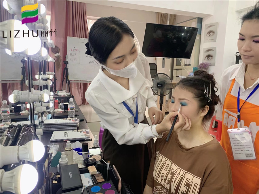 舞臺妝眼影怎么畫？南寧化妝培訓眼妝教程