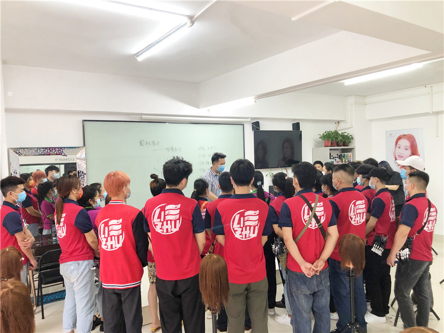 美發(fā)邊緣修剪常用步驟，南寧專業(yè)正規(guī)美發(fā)學校授課