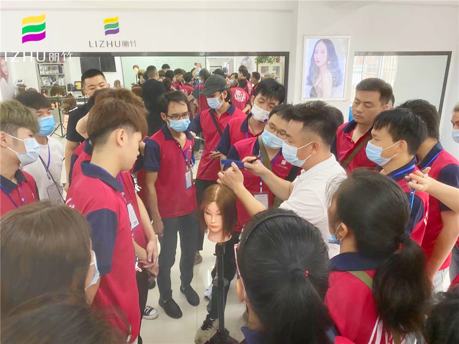 短發(fā)兩側(cè)層次修剪，南寧美發(fā)師職業(yè)培訓(xùn)學(xué)校