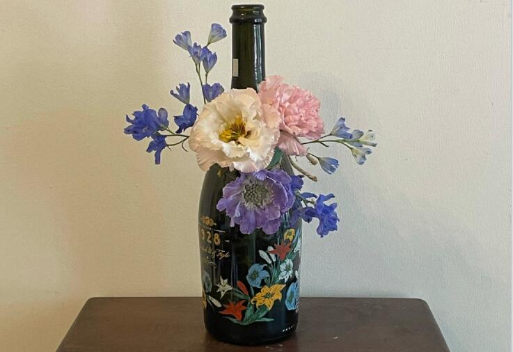 南寧哪里可以學(xué)花藝？先來(lái)看看酒瓶插花作品