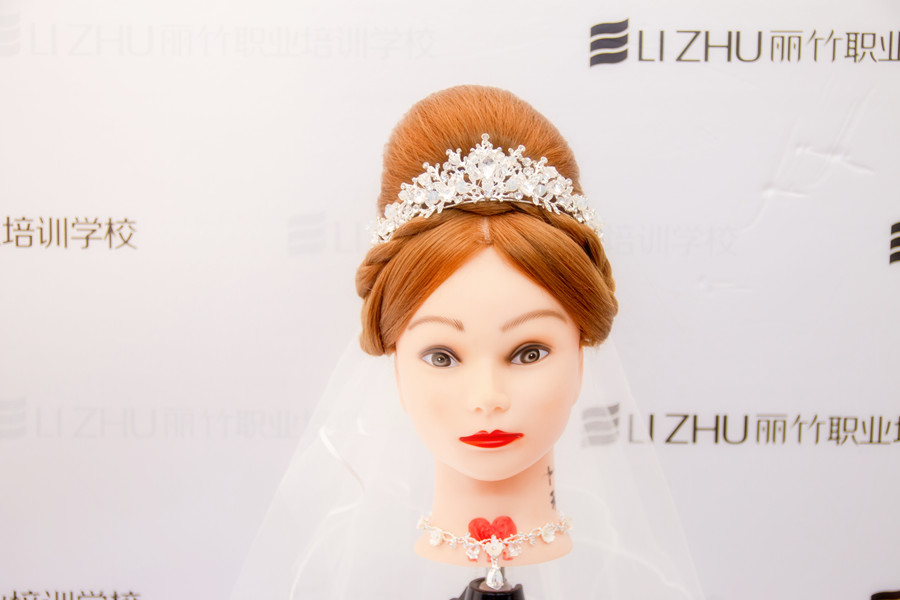 “赫本包”的特點，南寧盤發(fā)培訓(xùn)學(xué)校幫你整理