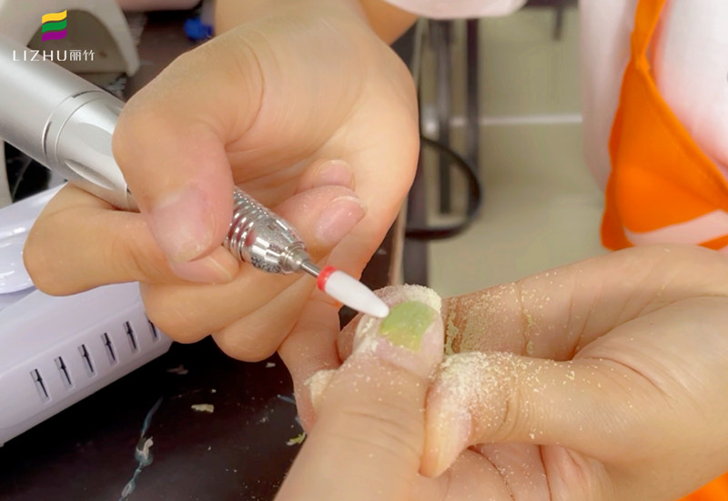 如何使用打磨機和卸甲包？南寧美甲師培訓班教你