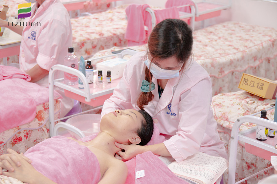 頸部提升美容手法，廣西南寧美容學(xué)校講解課程