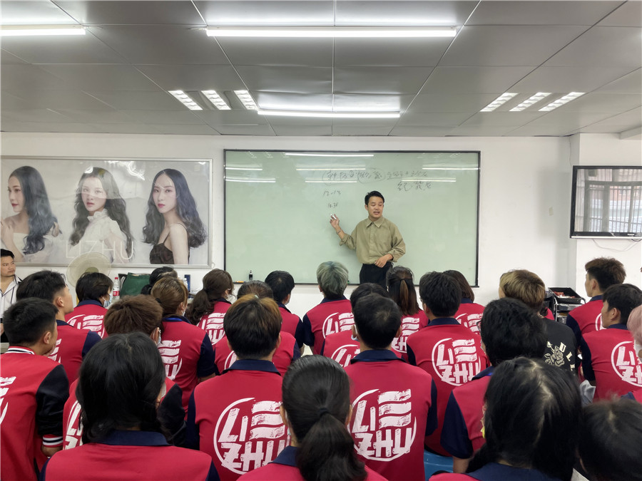 乾健·形象設(shè)計去南寧培訓美發(fā)學校畢業(yè)宣講