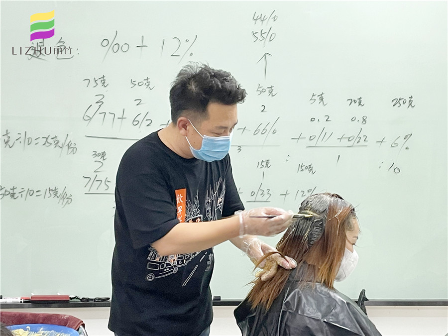 自己染發(fā)的技巧，廣西專業(yè)染發(fā)培訓(xùn)學(xué)校教你