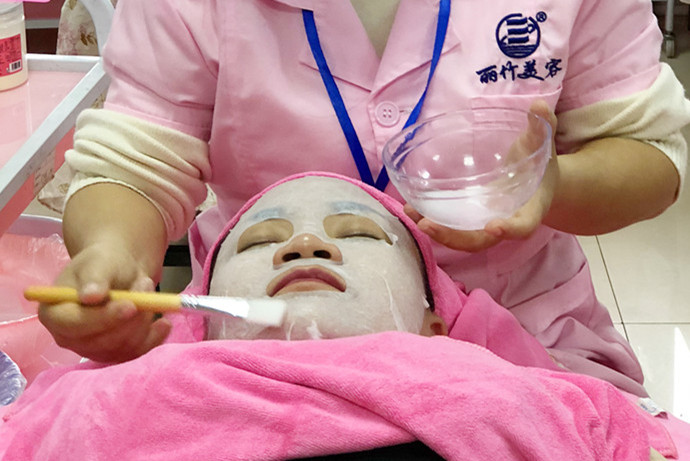 夏日敷水膜的次數(shù)越多越好嗎？南寧美容學校老師這么說