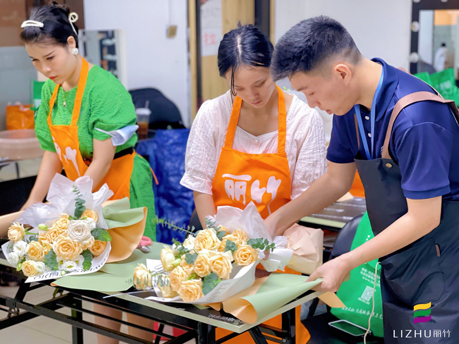 韓式清新花束特點，南寧花藝短期培訓班手把手分析