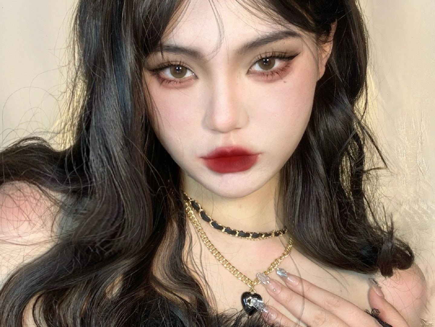 雪地玫瑰妝教程，南寧化妝職業(yè)培訓(xùn)學(xué)校分享