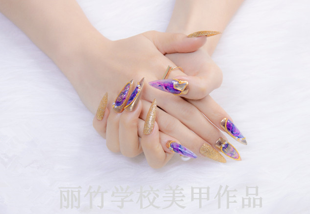 尖形甲怎么做才好看？南寧美甲專業(yè)學校做分析