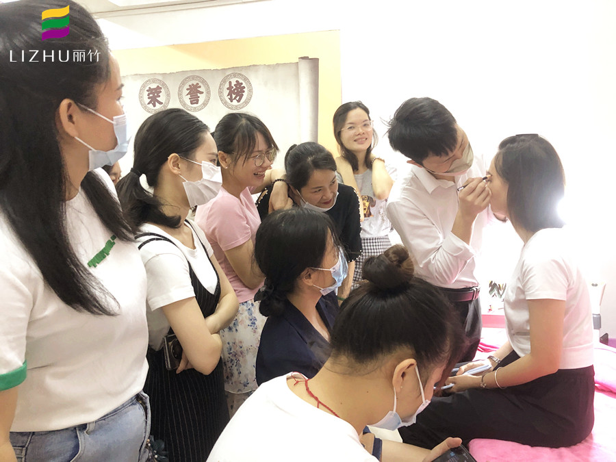 紋眉后怎么修眉才好看？南寧眉眼唇培訓(xùn)學(xué)校教你