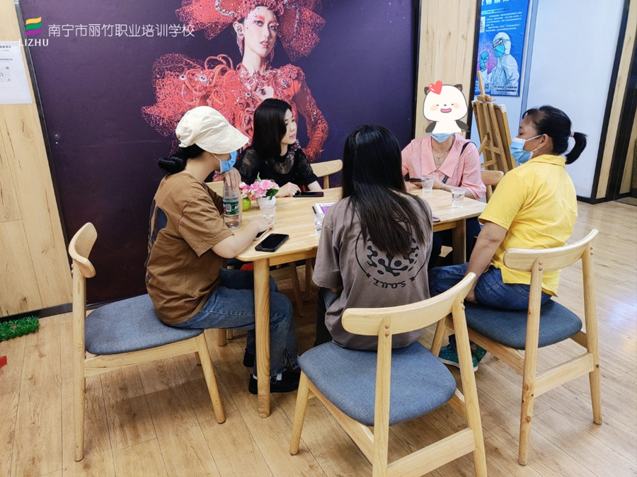 忙！忙！忙！麗竹學校人氣火爆的招生大廳