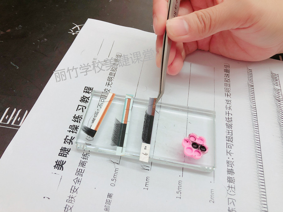 紙上嫁接睫毛，南寧美甲美睫學校學員練習