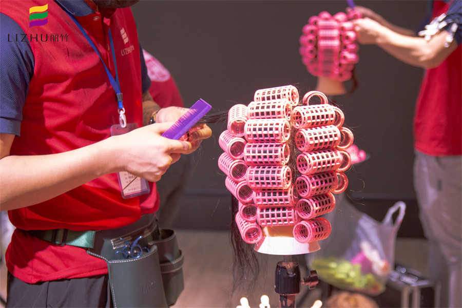 塑料卷發(fā)筒使用方法，廣西南寧專(zhuān)業(yè)燙發(fā)學(xué)校課程