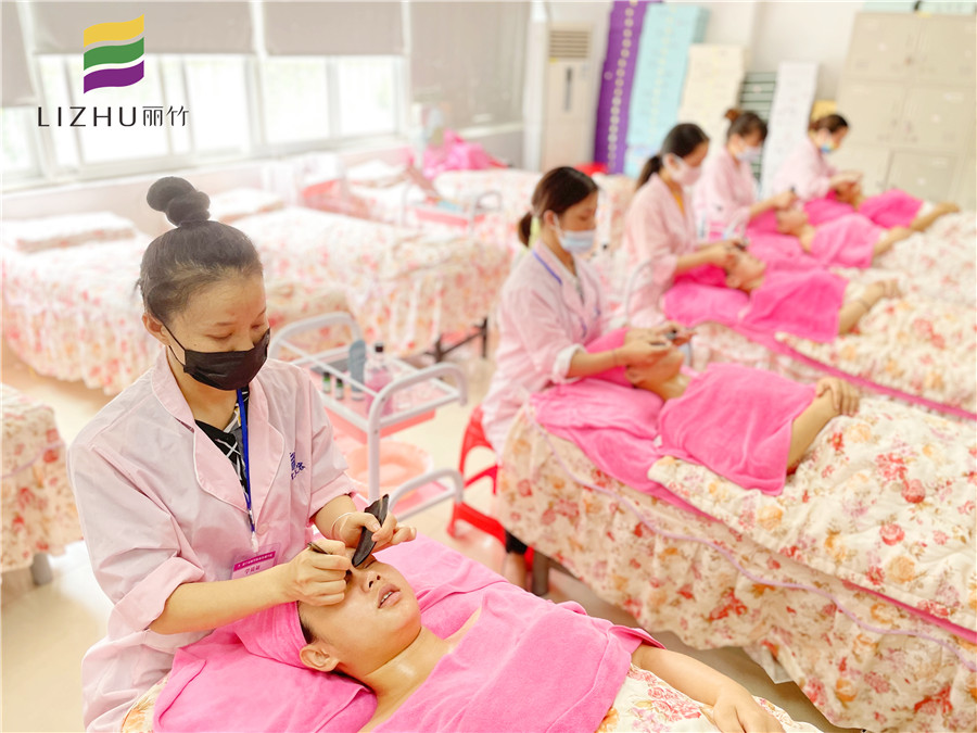 牛角刮痧板面部刮痧，廣西美容面部護(hù)理實(shí)操