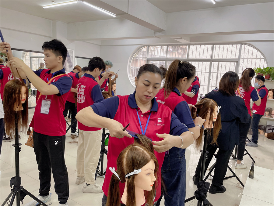 頭發(fā)打薄的技巧，廣西學理發(fā)剪發(fā)