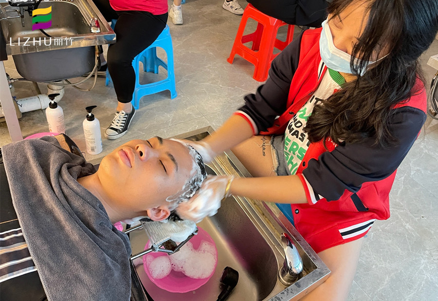 如何正確使用護(hù)發(fā)素？南寧美發(fā)基礎(chǔ)班教學(xué)內(nèi)容