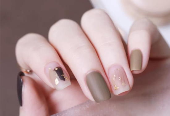 溫柔暖棕秋冬美甲 ??，南寧市美甲學(xué)校讓你成為“小太陽”