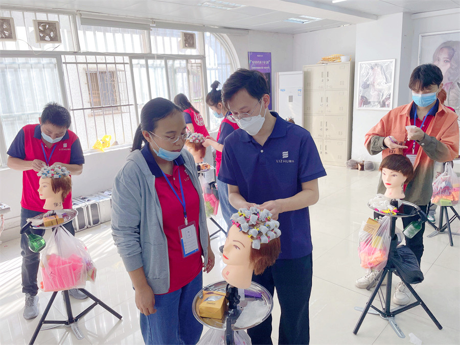 發(fā)根補燙技術(shù)的步驟，南寧燙發(fā)培訓(xùn)學(xué)校課堂實訓(xùn)