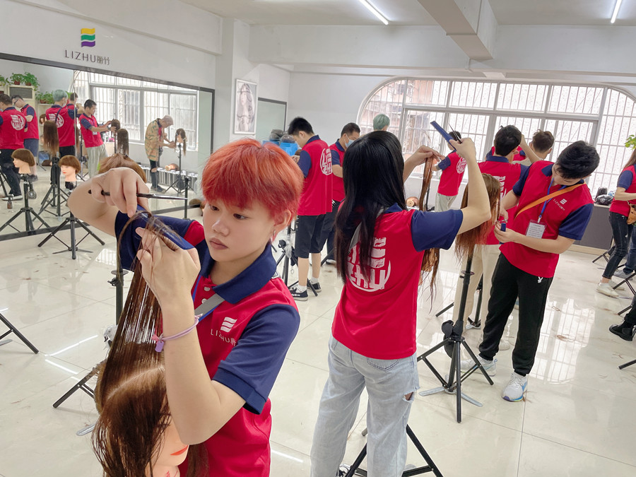 你適合剪齊劉海嗎？南寧剪發(fā)職業(yè)學(xué)校為你詳解